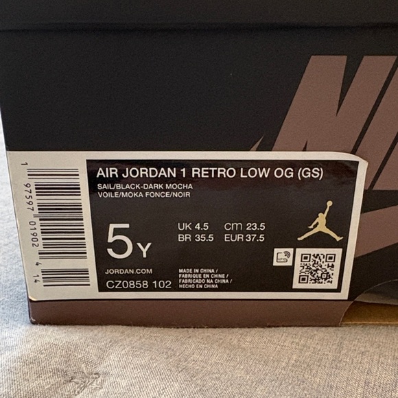 Nike Men's Black and White Low-Top Sneakers - Picture 2 of 5